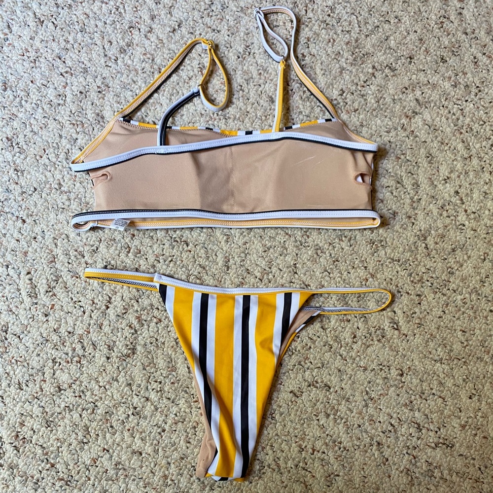 Bikini - Picture 2 of 2
